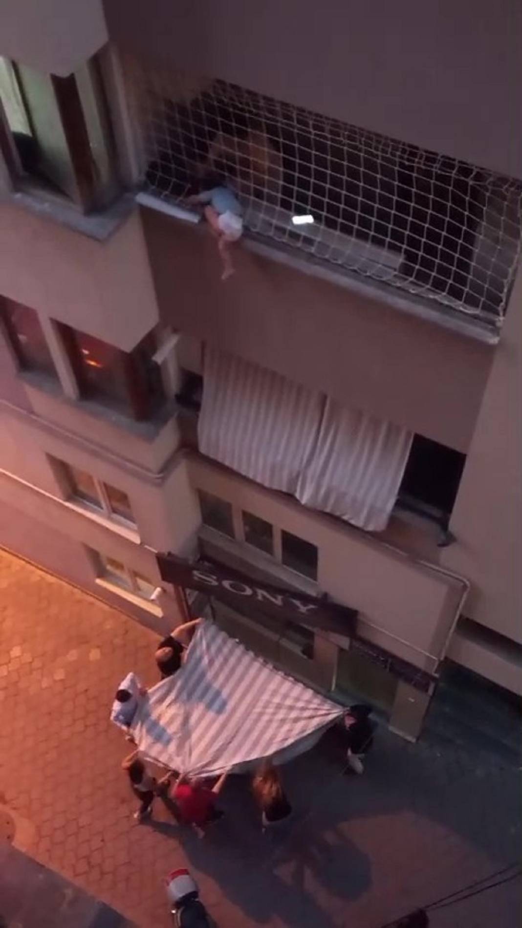 Can pazarı yaşandı! Küçük çocuk balkon filesine asılı kaldı! 2